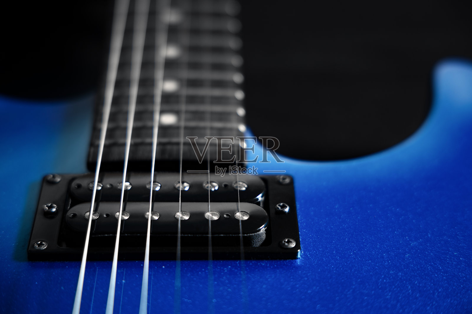 蓝色的电吉他,孤立在黑色背景上,专业的音乐器乐产品照片,带有用于广告和在线商店的复制空间照片摄影图片