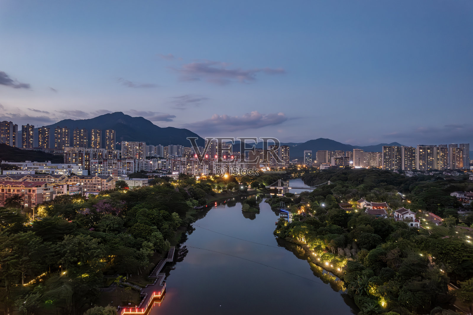 夜幕下,河畔的城市建筑灯火辉煌照片摄影图片