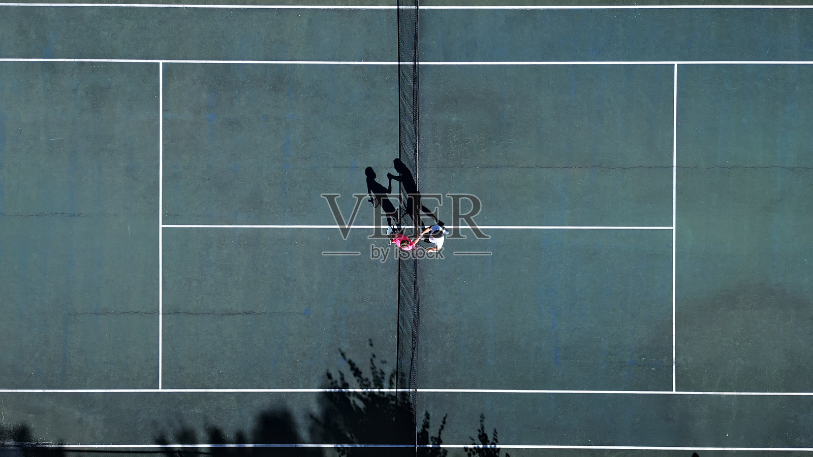 两名网球运动员在硬地球场练习双打策略照片摄影图片