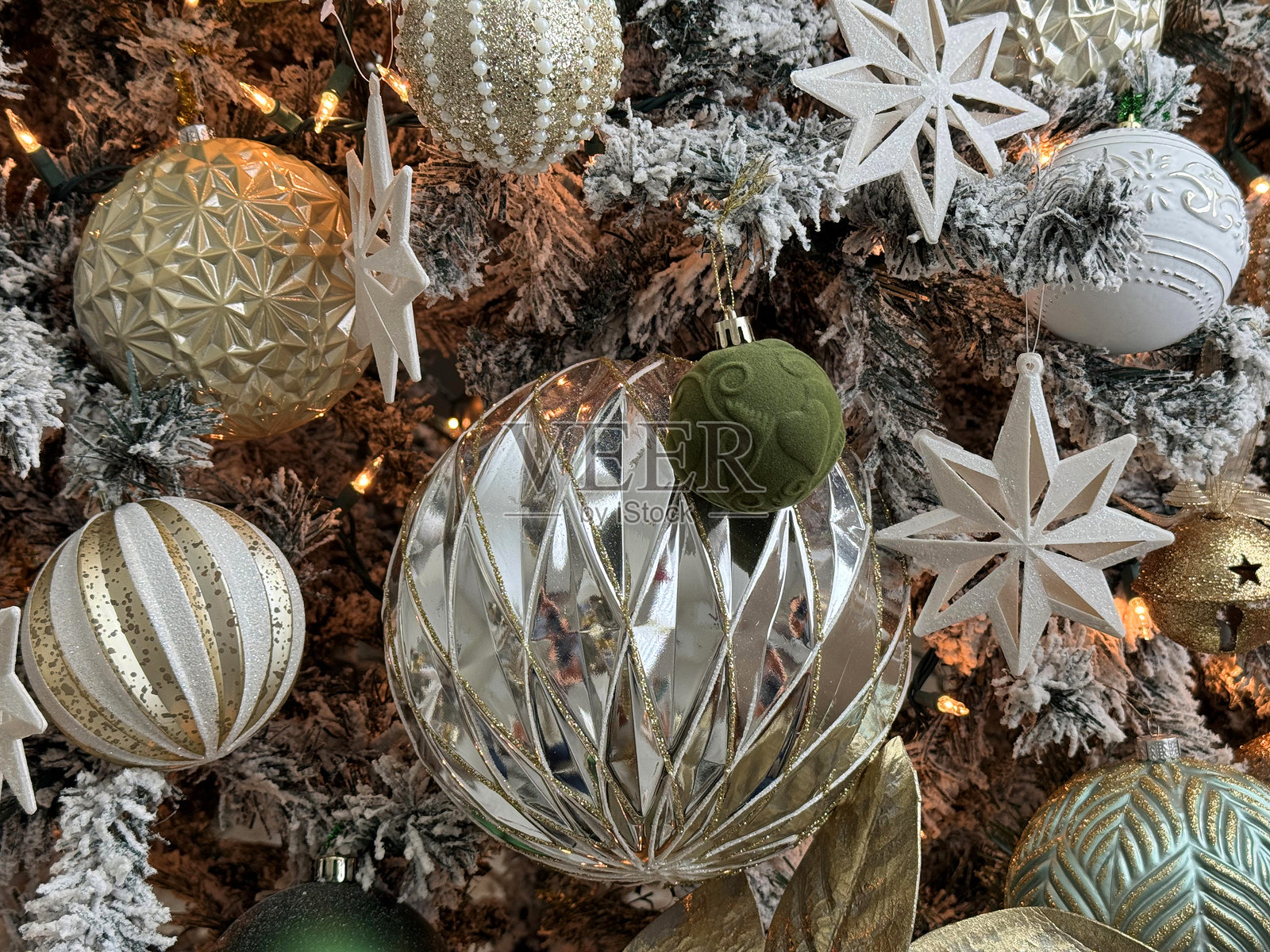 优雅的金色和银色圣诞装饰品装饰在毛霜的圣诞树上照片摄影图片