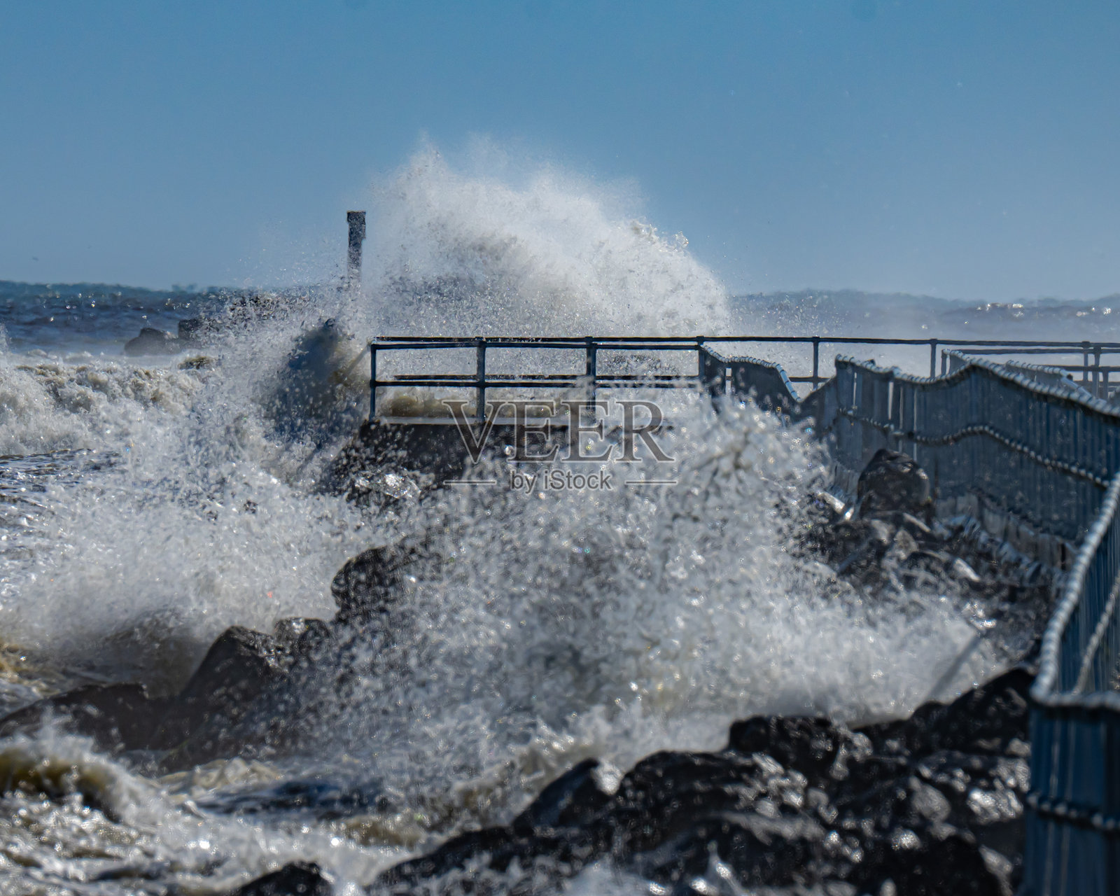 佛罗里达州庞塞湾的汹涌海浪照片摄影图片