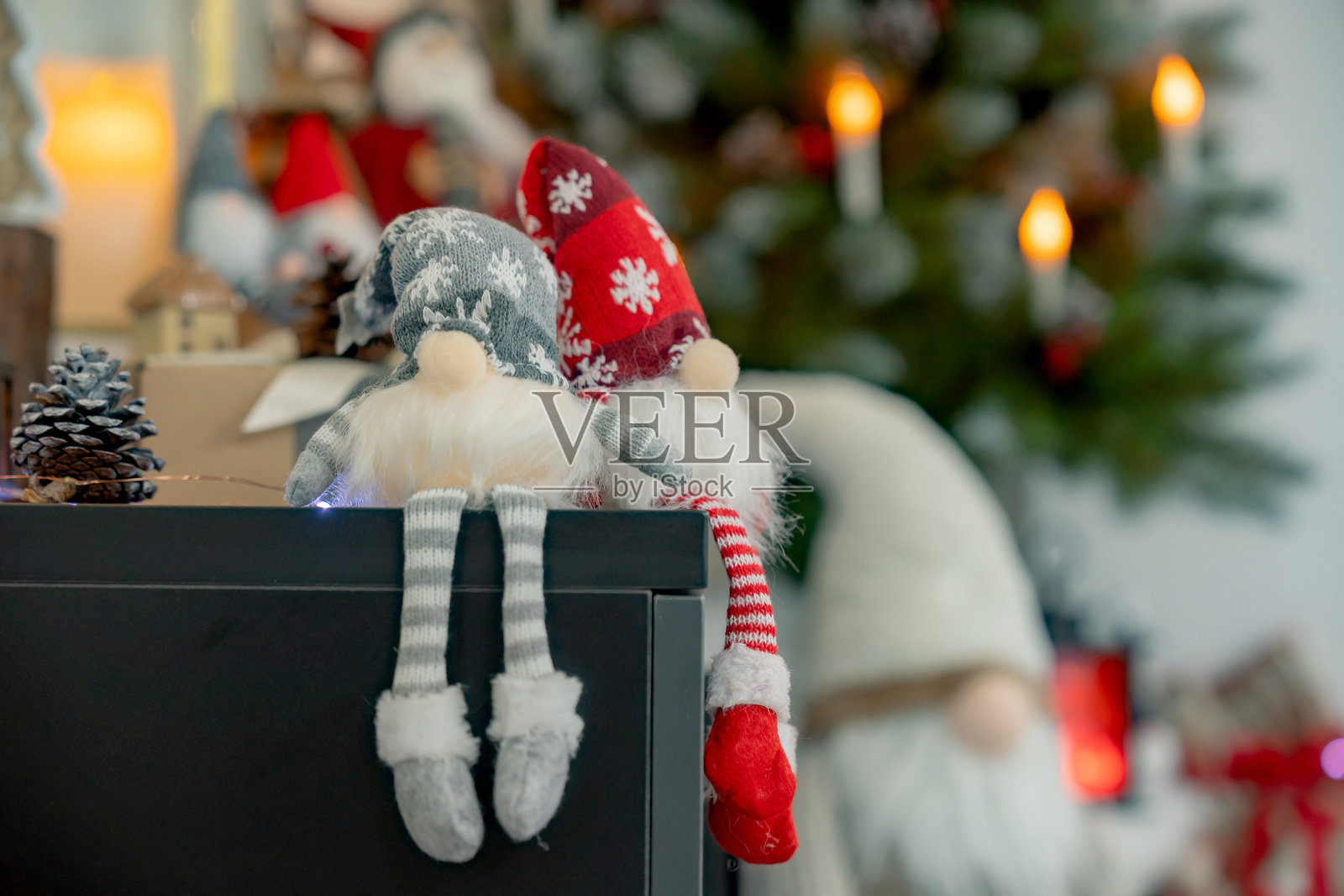 办公室里的圣诞树和圣诞装饰。十二月的庆祝活动和冬季假期。照片摄影图片