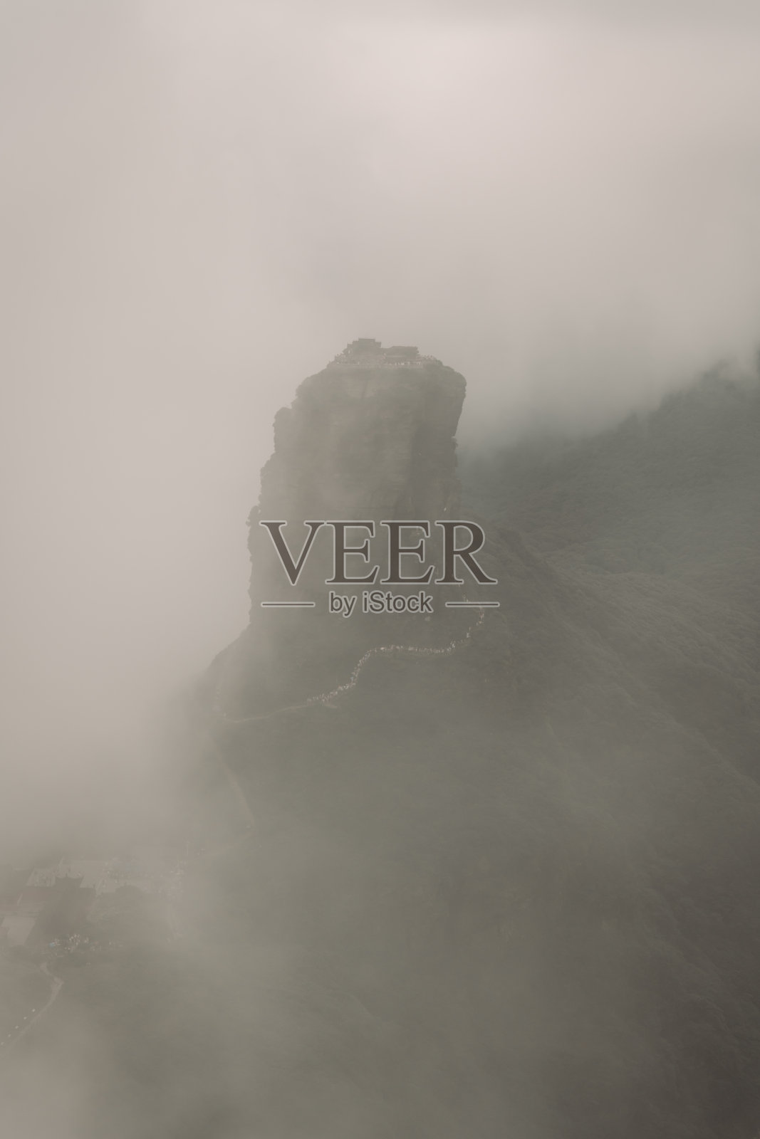 中国贵州铜仁梵净山(或称梵净山)被云雾环绕。照片摄影图片