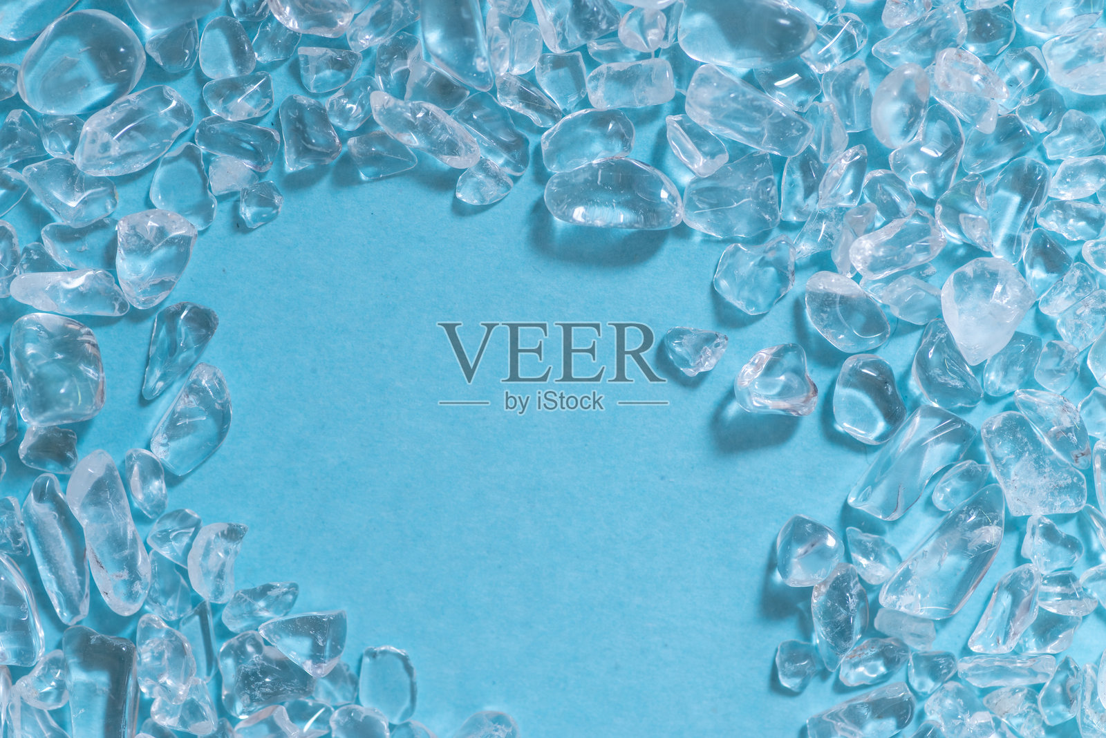 浅蓝色背景上的水晶照片摄影图片