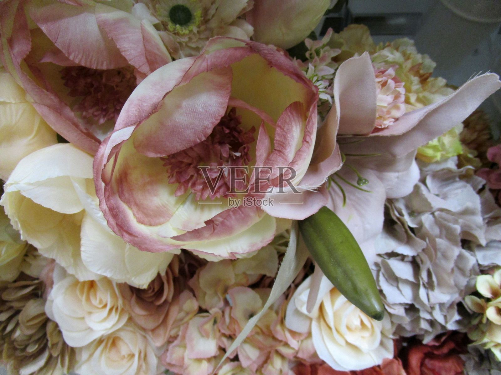 色彩缤纷的仿真花束照片摄影图片