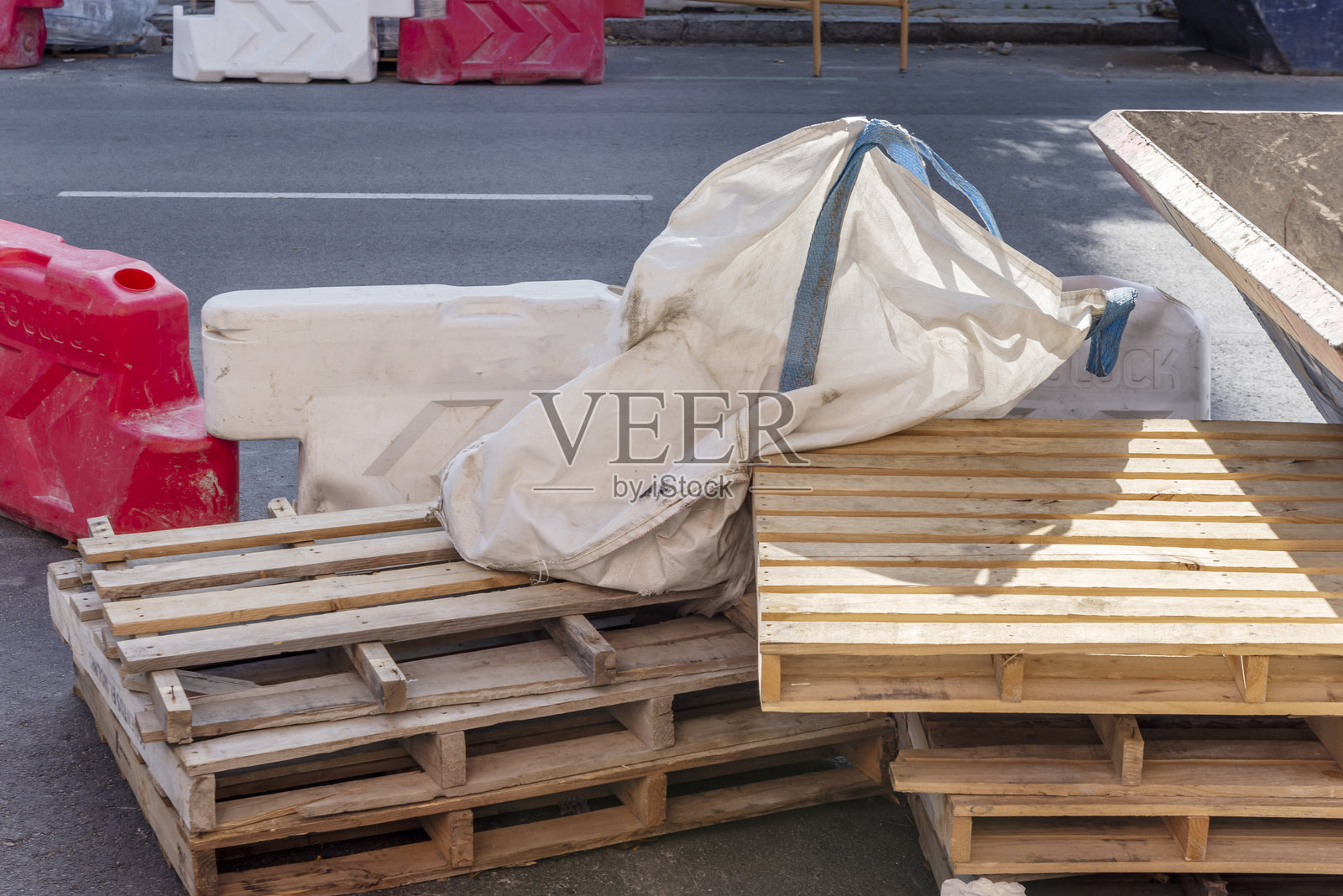 几堆堆叠的建筑材料照片摄影图片