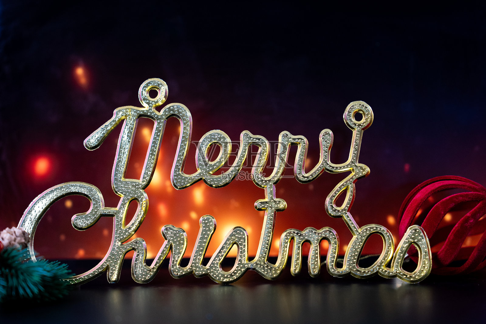 装饰有节日彩灯的圣诞快乐标志照片摄影图片