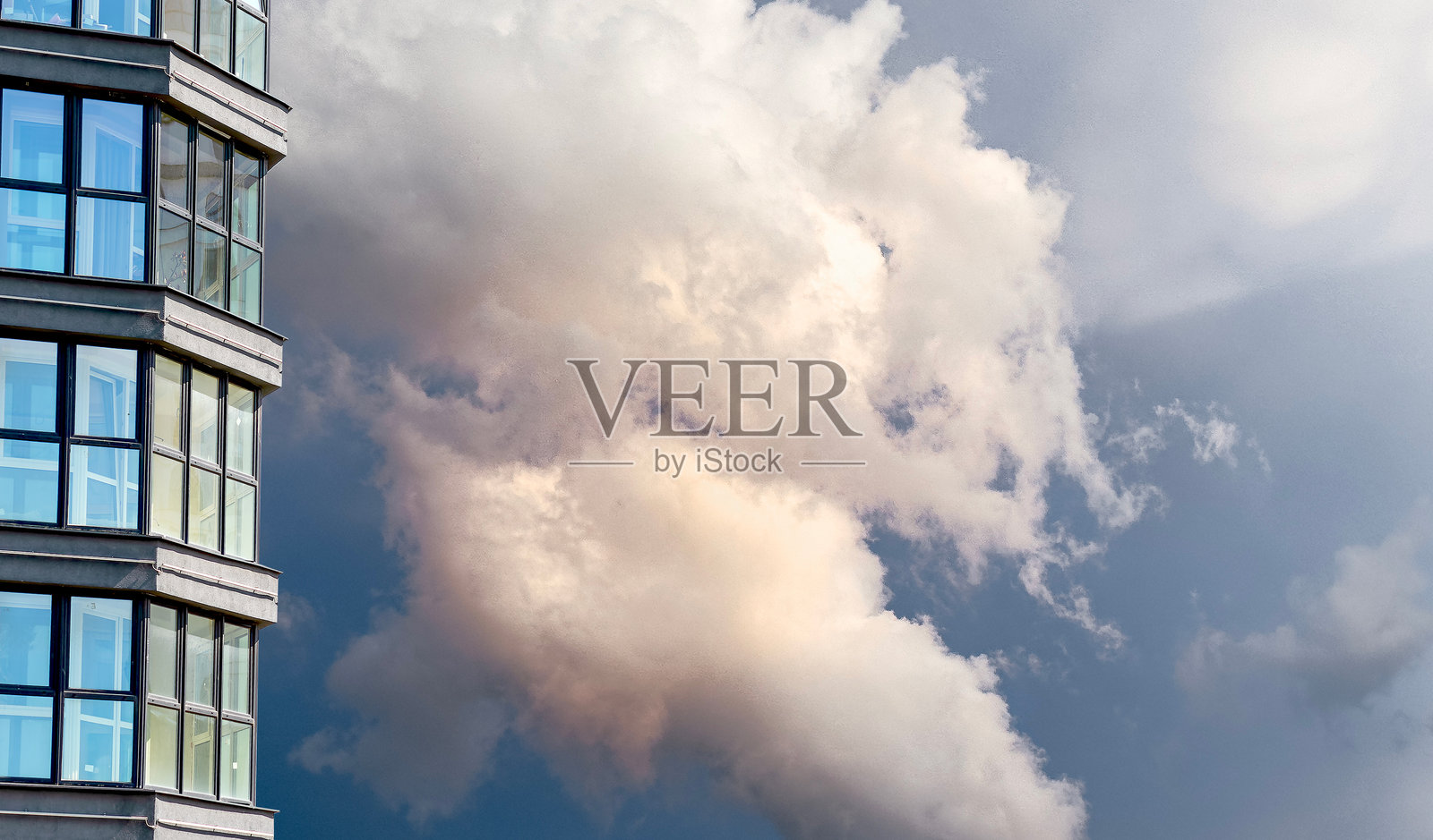 现代都市高层建筑。多层公寓,带有窗户和现代风格。照片摄影图片