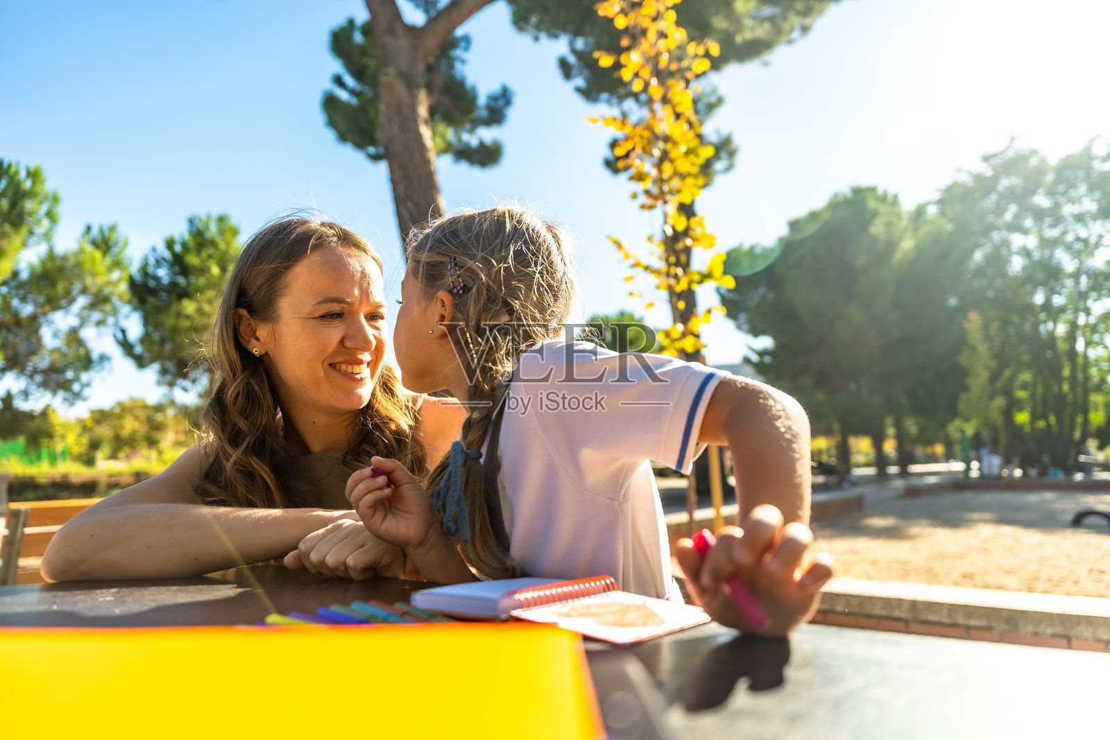 母女在户外学习,享受着在一起的时光照片摄影图片