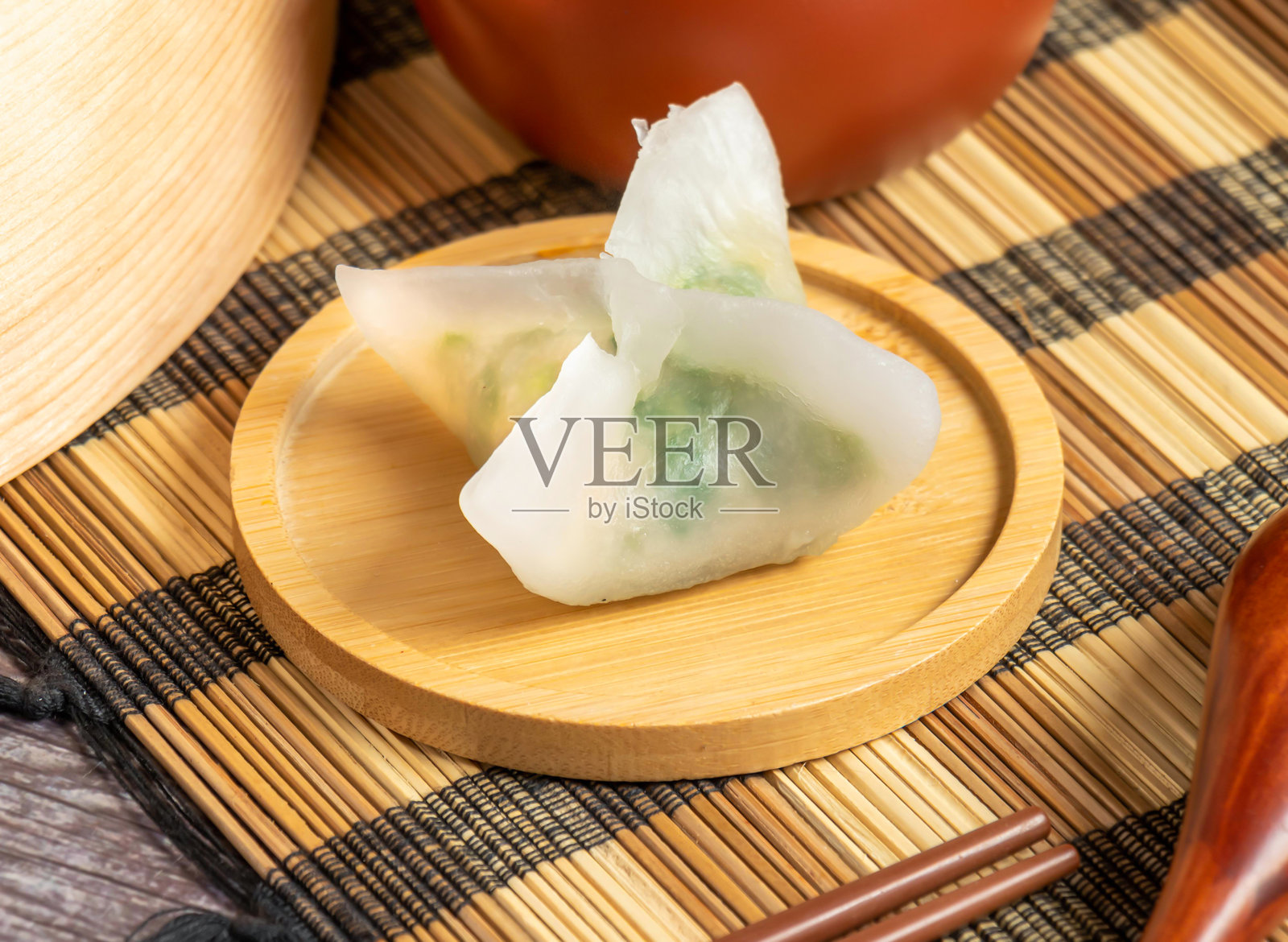 水晶烧卖虾饺,点心佳肴,盛放在木盘上。体验其细腻风味、文化底蕴和烹饪艺术,享用一顿美餐。照片摄影图片