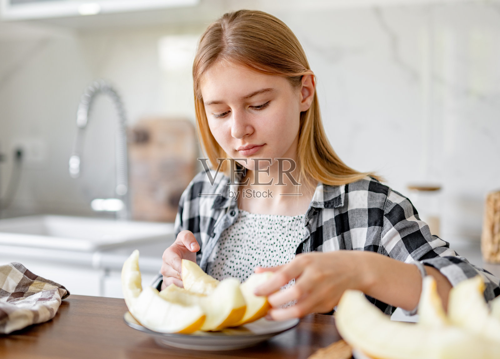 少女吃瓜照片摄影图片