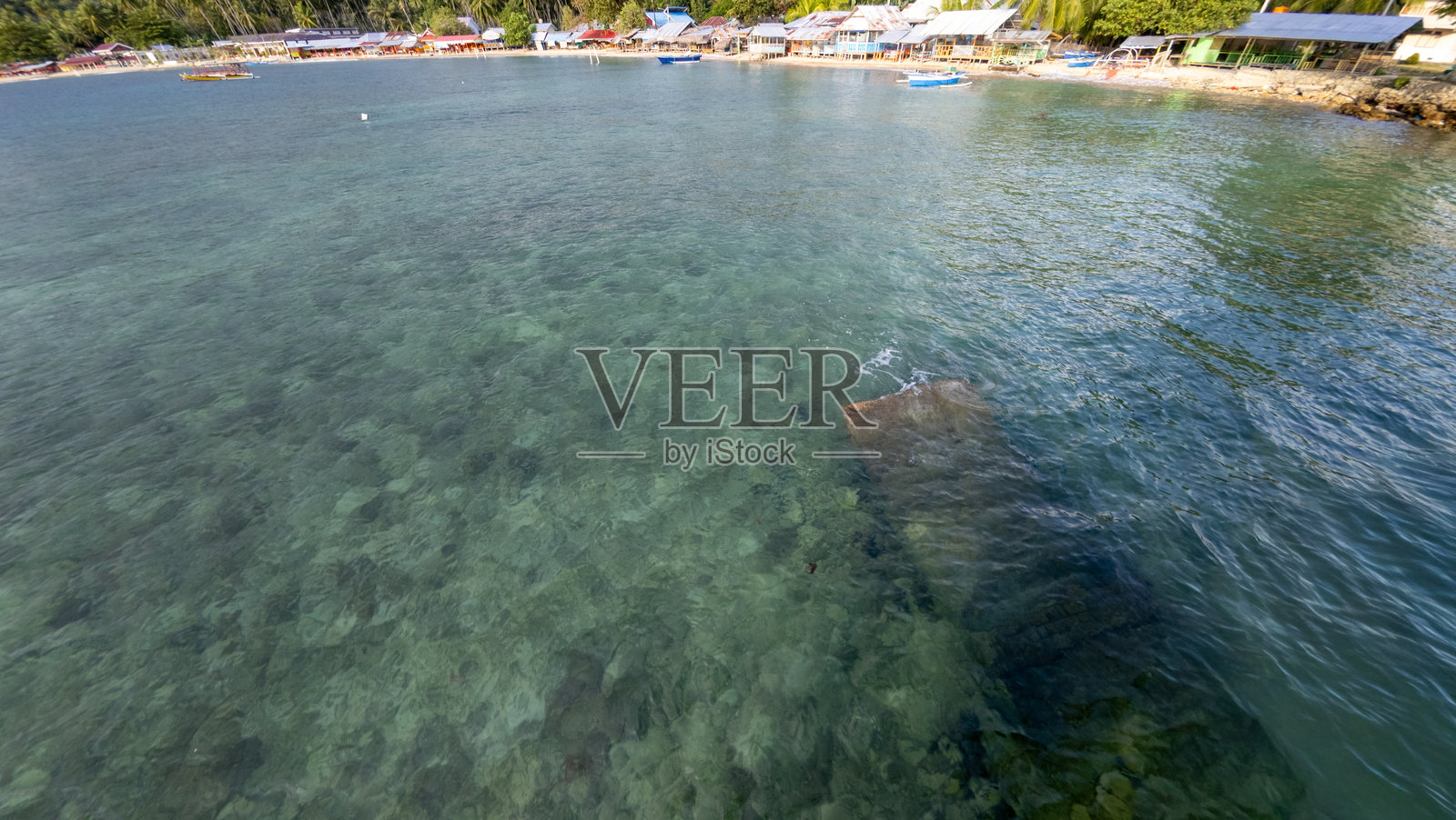 清澈的热带水域和海岸的鸟瞰图照片摄影图片