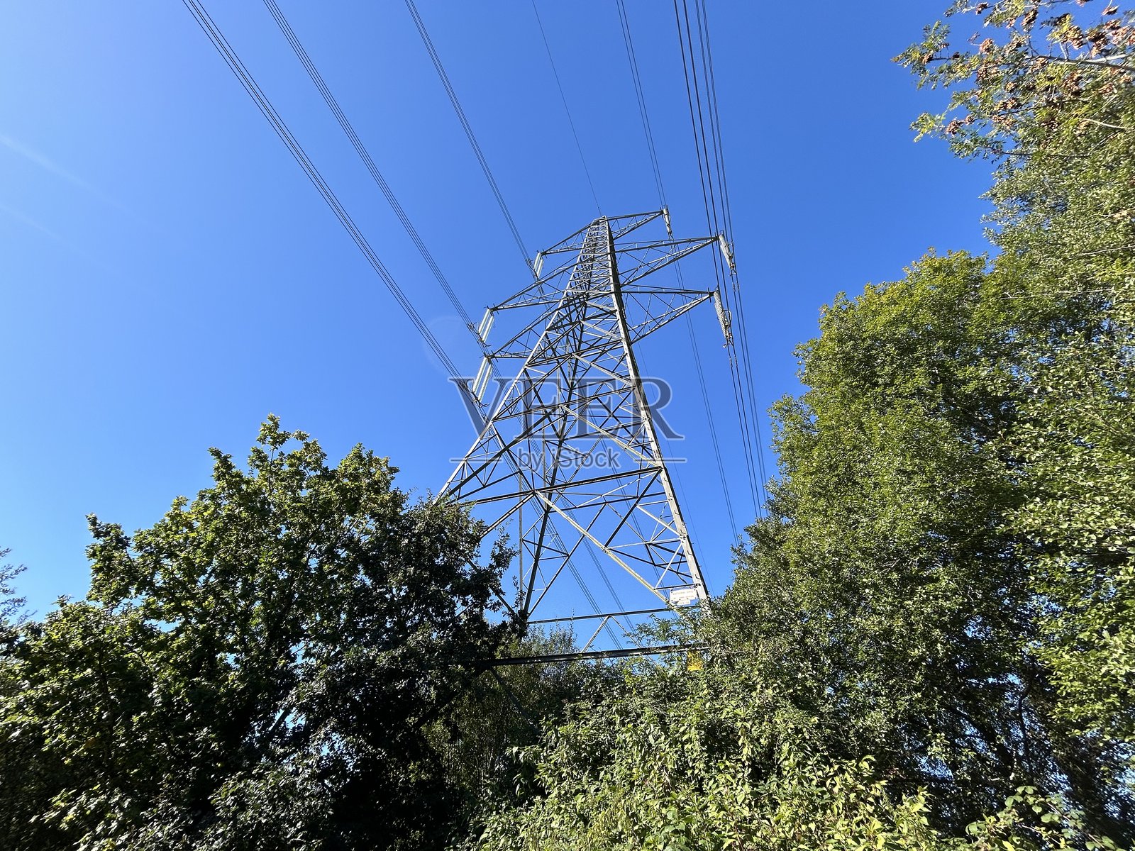高压输电塔及电力线,背景为晴朗的蓝天照片摄影图片