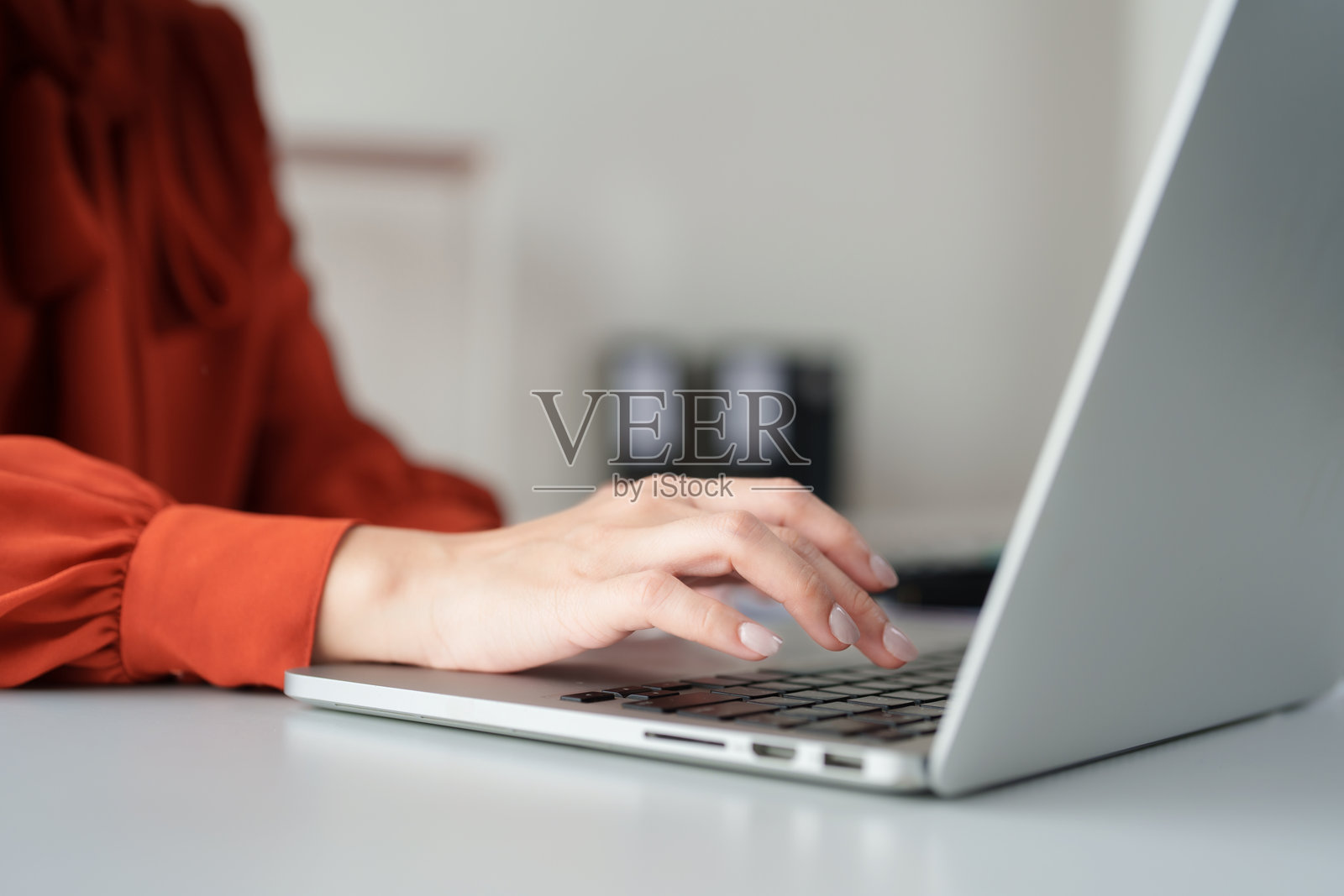 女商人在办公室用笔记本电脑工作照片摄影图片