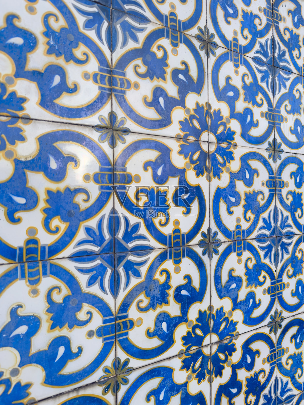 葡萄牙经典的蓝白瓷砖,饰有精美的花卉和漩涡几何图案照片摄影图片