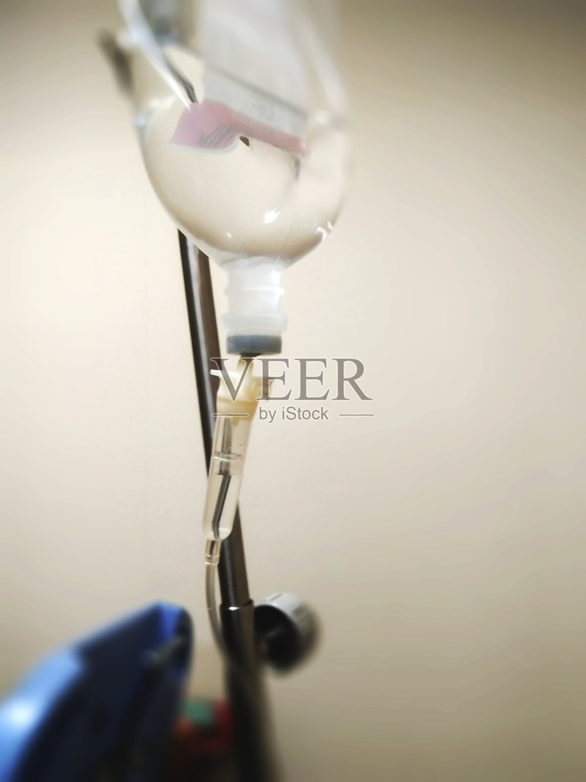 医院病房里的静脉输液滴注,用于医疗治疗照片摄影图片