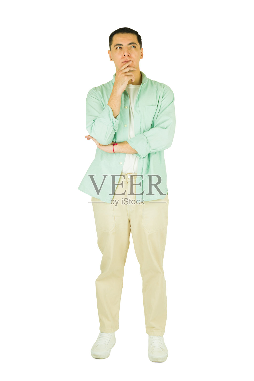 一名男子在影棚里手托下巴沉思照片摄影图片