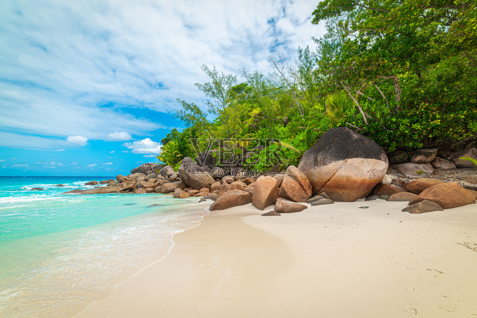 热带海滩上的白色沙滩和花岗岩石照片摄影图片