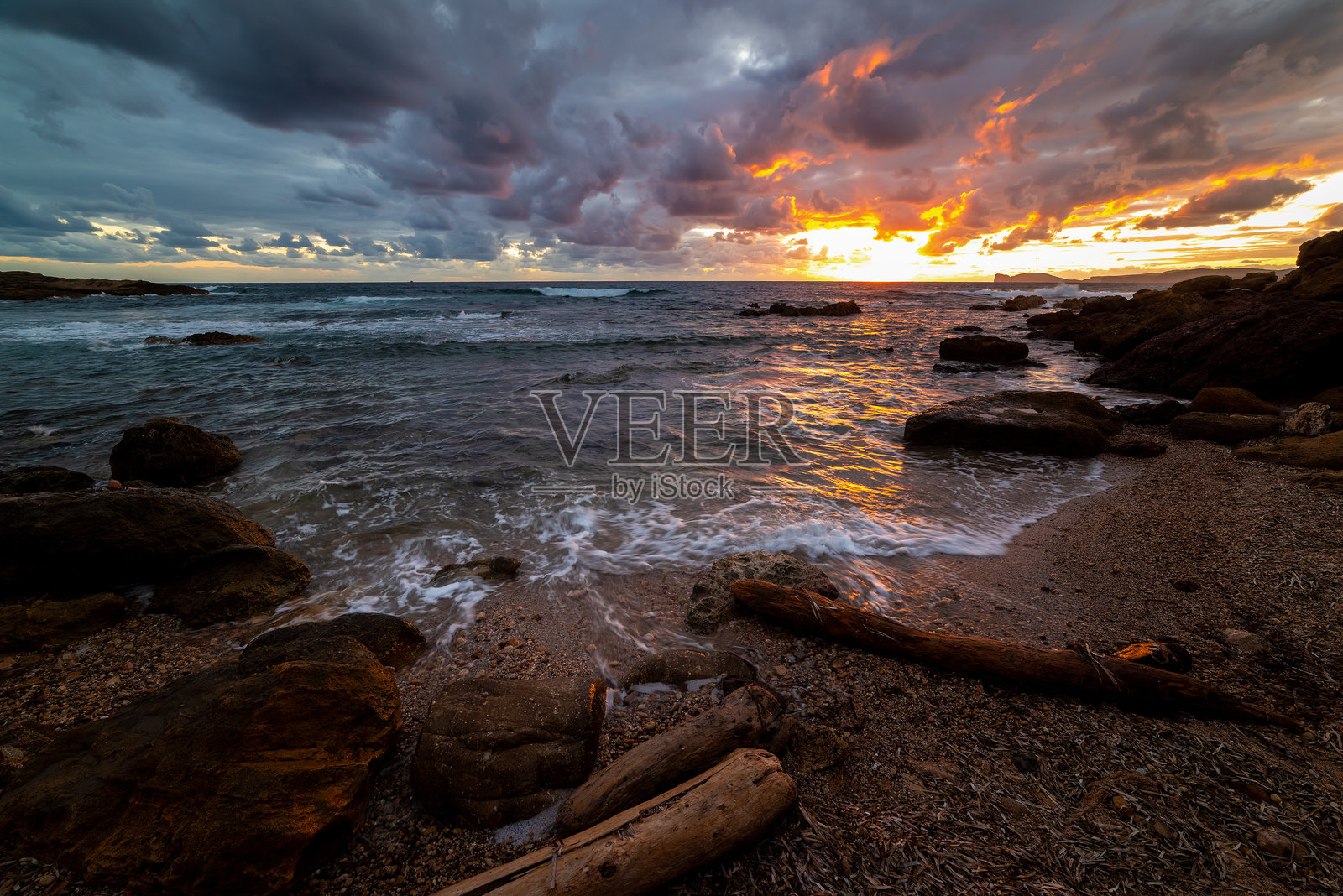 撒丁岛日落时海上漆黑的天空照片摄影图片