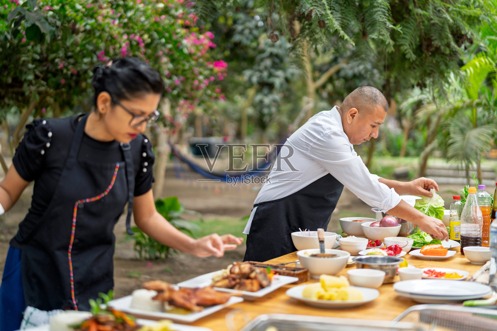 厨师们正在为户外餐厅用餐准备新鲜食材照片摄影图片