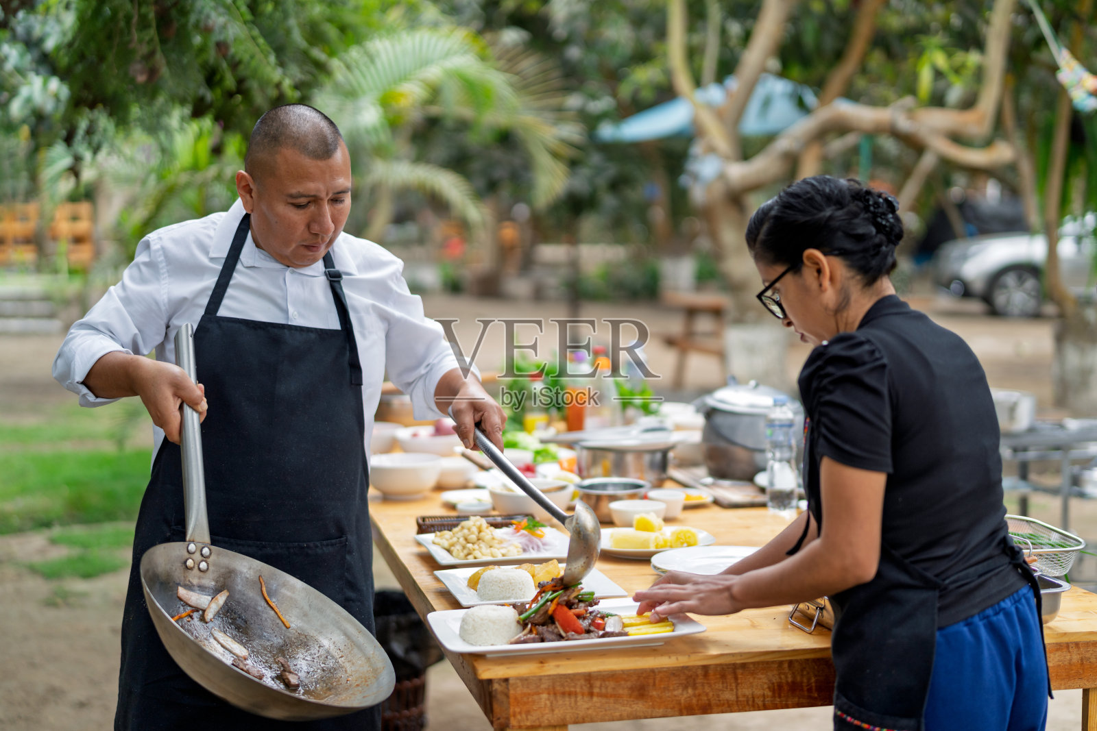 大厨在秘鲁餐厅户外制作秘鲁炒牛肉(Lomo Saltado)照片摄影图片