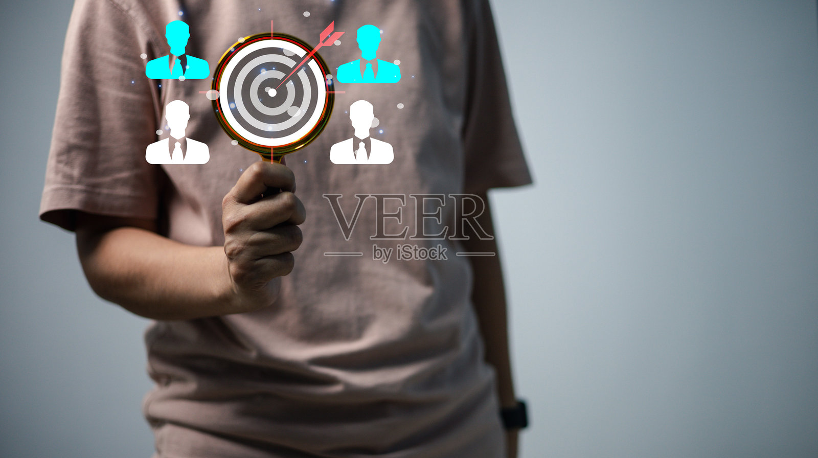 一个人手持放大镜对准目标受众,象征着客户聚焦、营销策略和现代商业目标的实现照片摄影图片