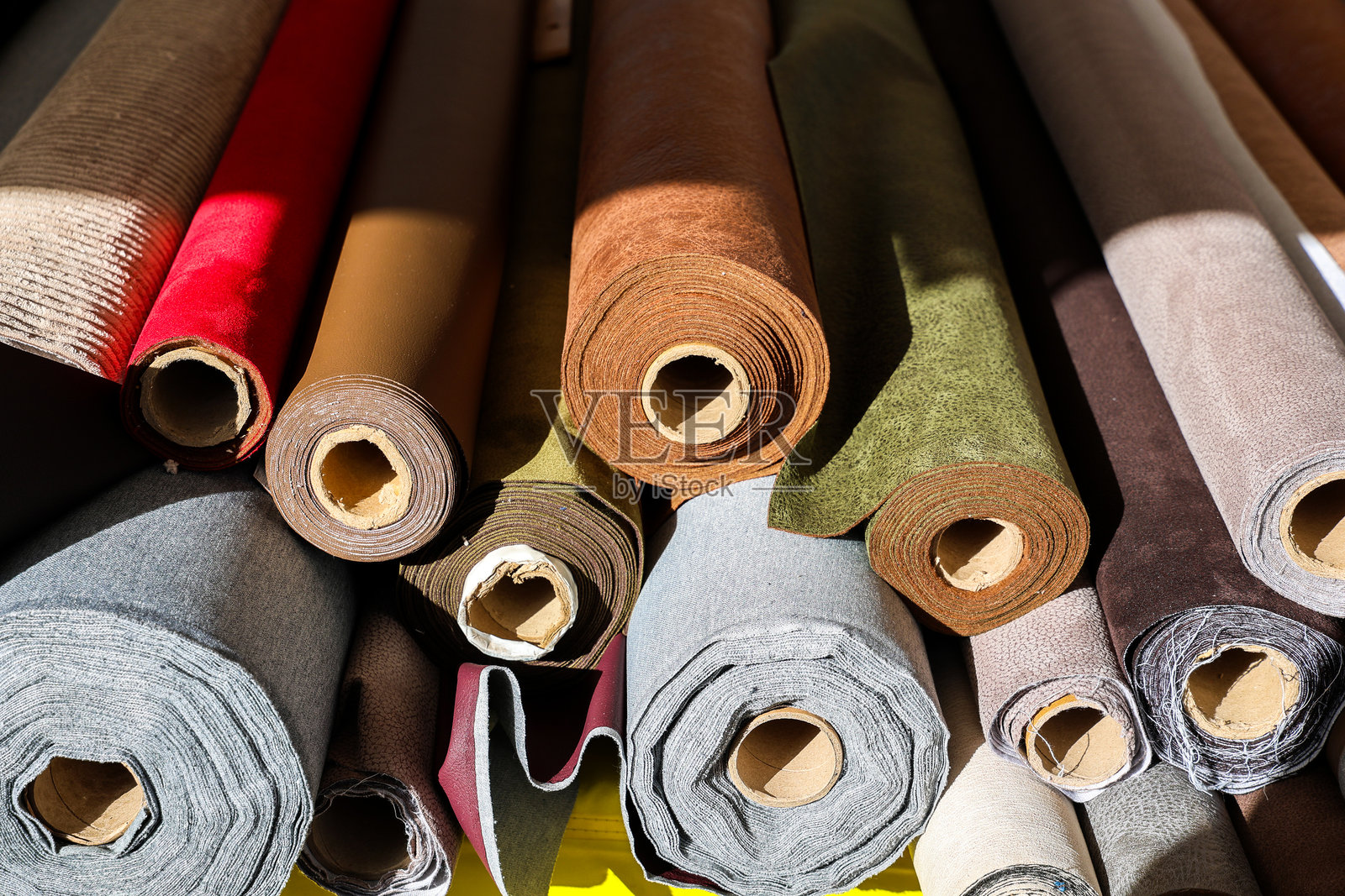 各种各样的布料卷,展示了纺织品的丰富多样性照片摄影图片