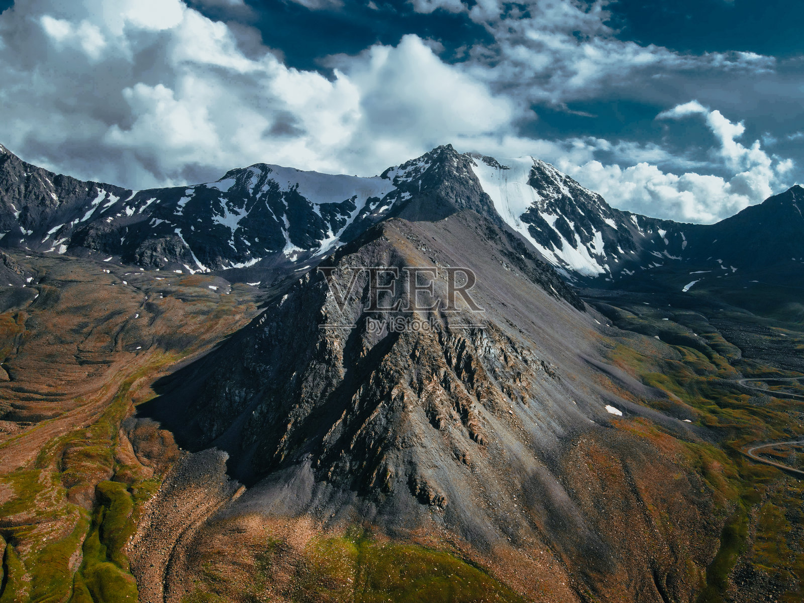 白雪皑皑的山峰和蜿蜒的山谷中的落基山山脊照片摄影图片