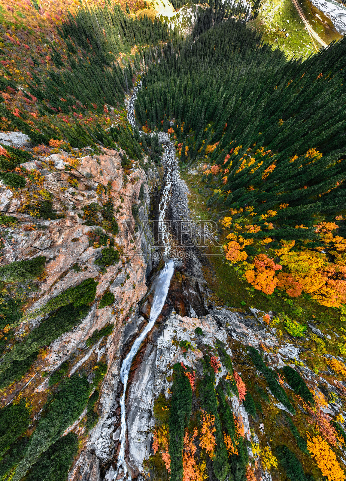 俯瞰瀑布和秋季森林峡谷的景色照片摄影图片