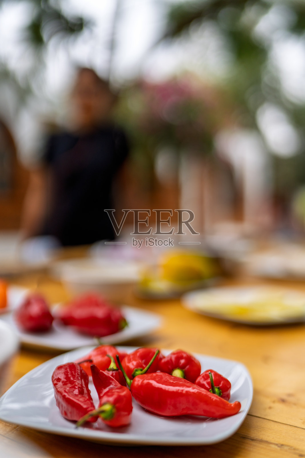 户外烹饪用盘中的红辣椒照片摄影图片