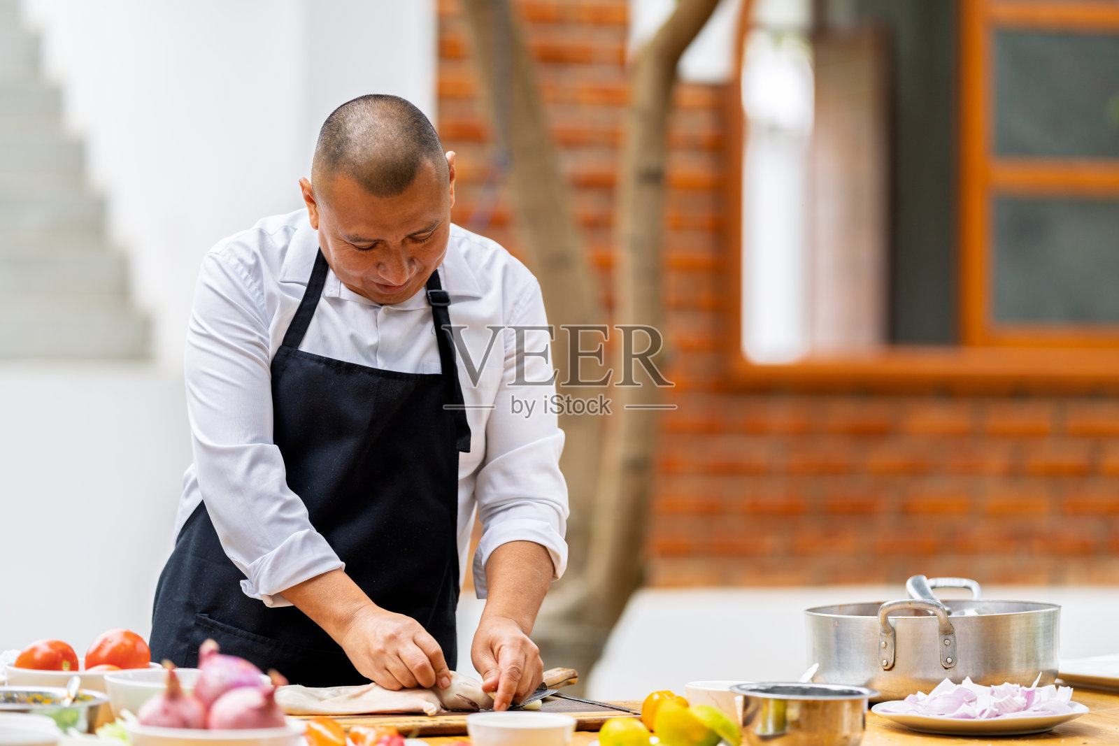 主厨在乡村餐厅户外准备新鲜食材照片摄影图片