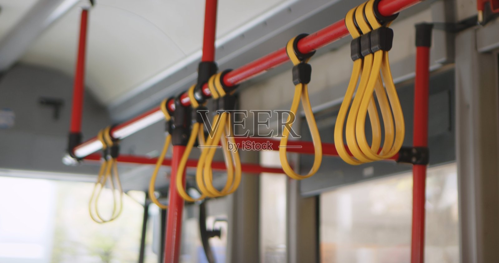 公交车内的黄色扶手照片摄影图片