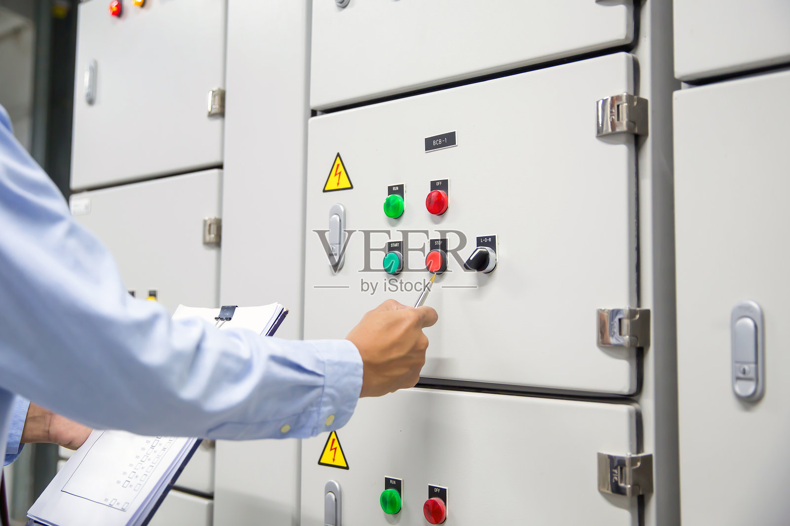 电力及电气维护服务,工程师检查空气处理单元 (AHU) 启动按钮控制面板照片摄影图片