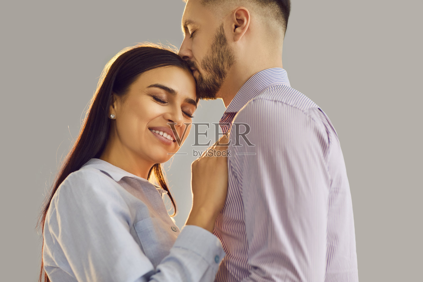 恩爱的浪漫情侣,男人和女人拥抱,亲密地站在一起,深情对视照片摄影图片