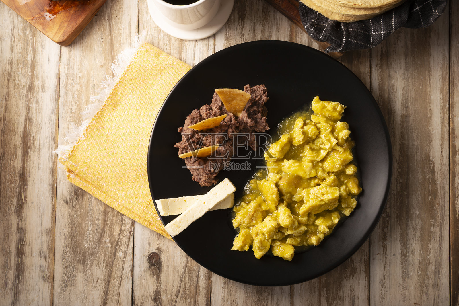 墨西哥早餐:俯视的鸡蛋配酱汁照片摄影图片