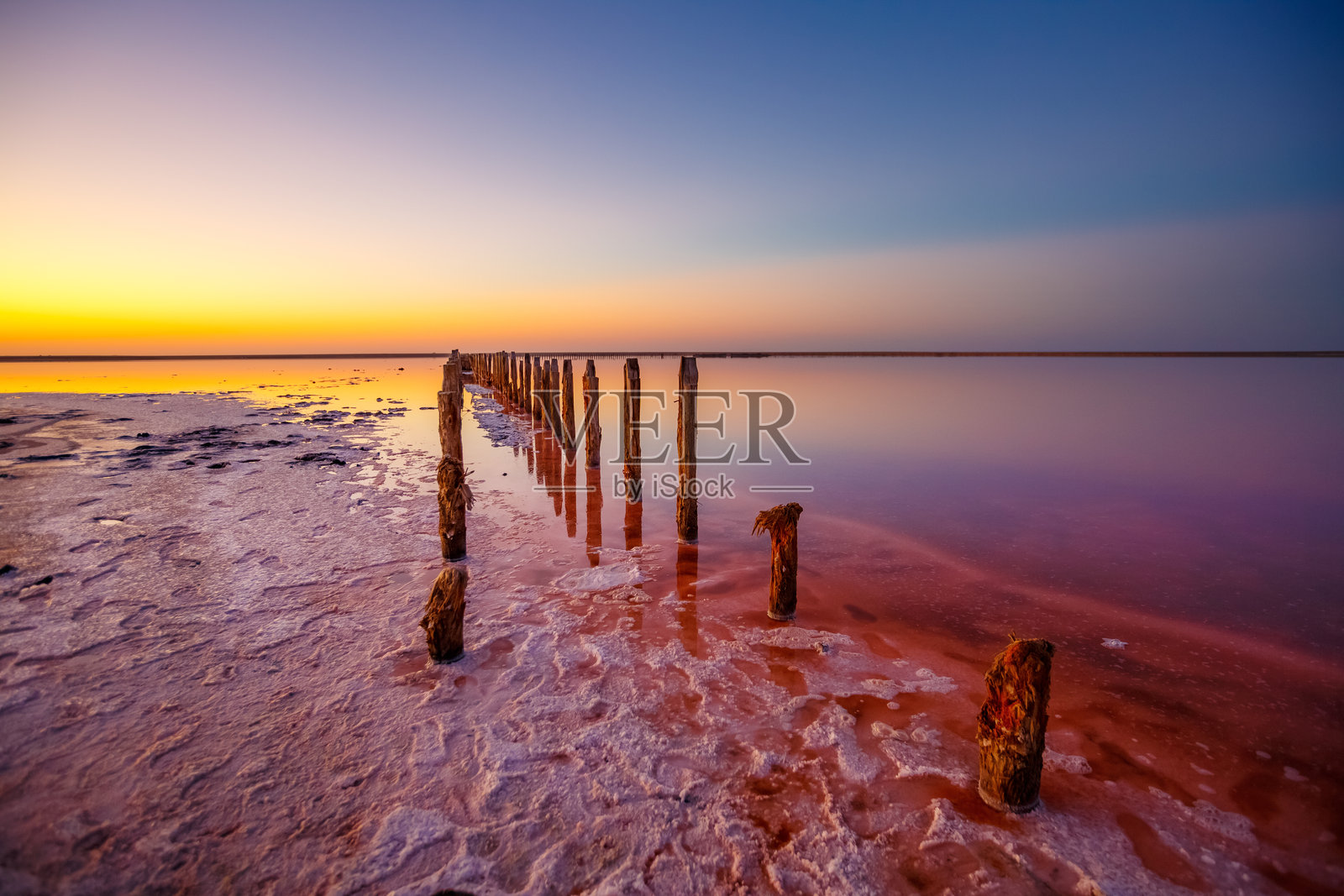 日落时粉色盐湖的完美景观。乌克兰西瓦什湖的所在地。照片摄影图片