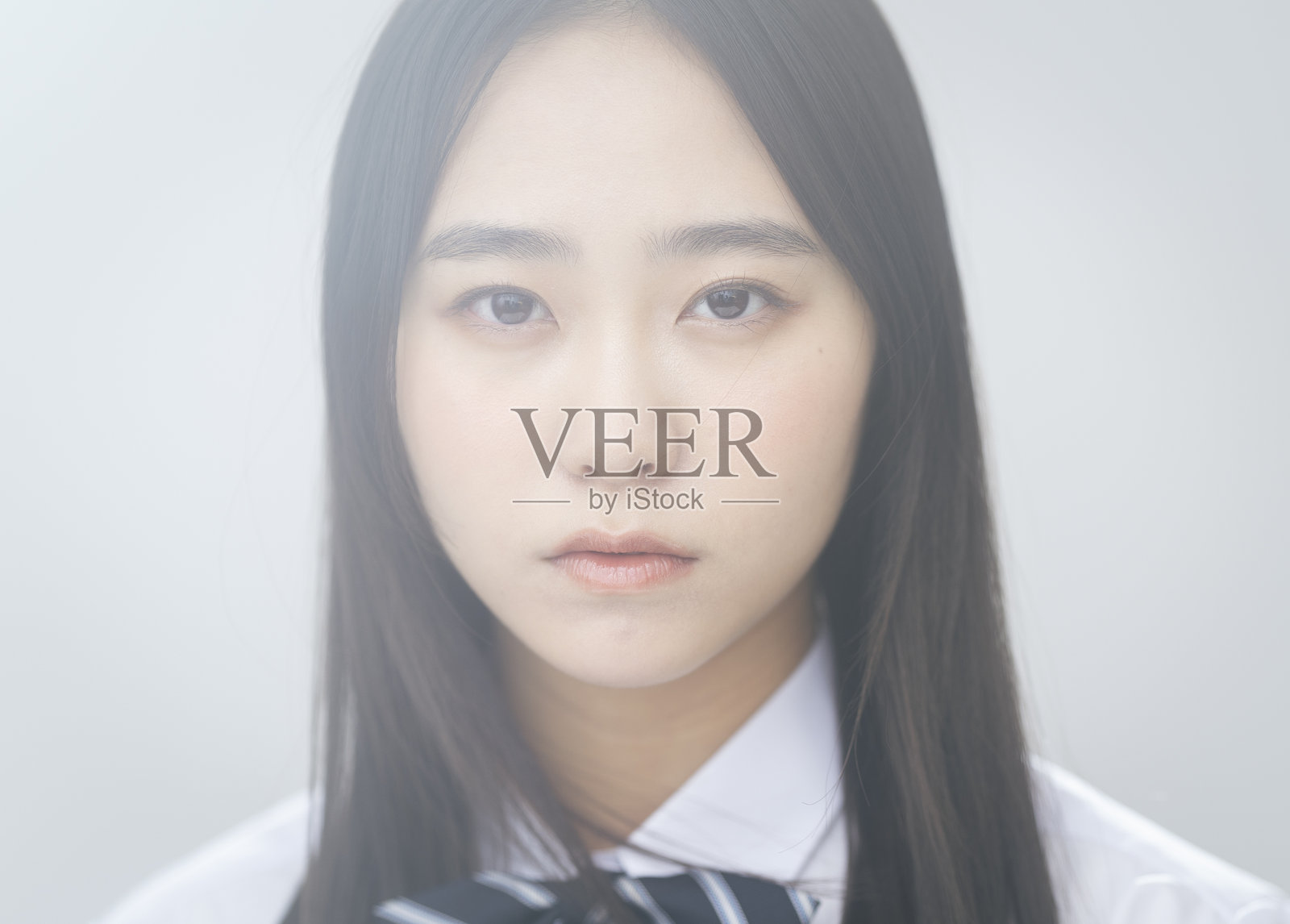 黑发的日本高中女生照片摄影图片