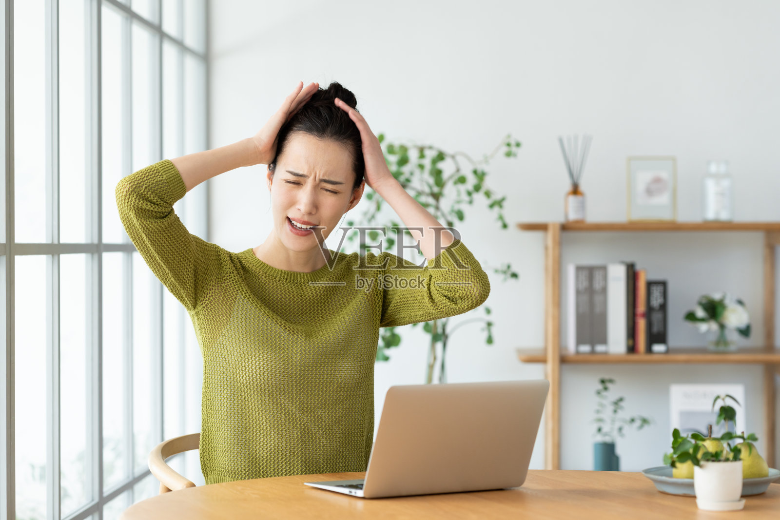 年轻女子在家使用电脑照片摄影图片