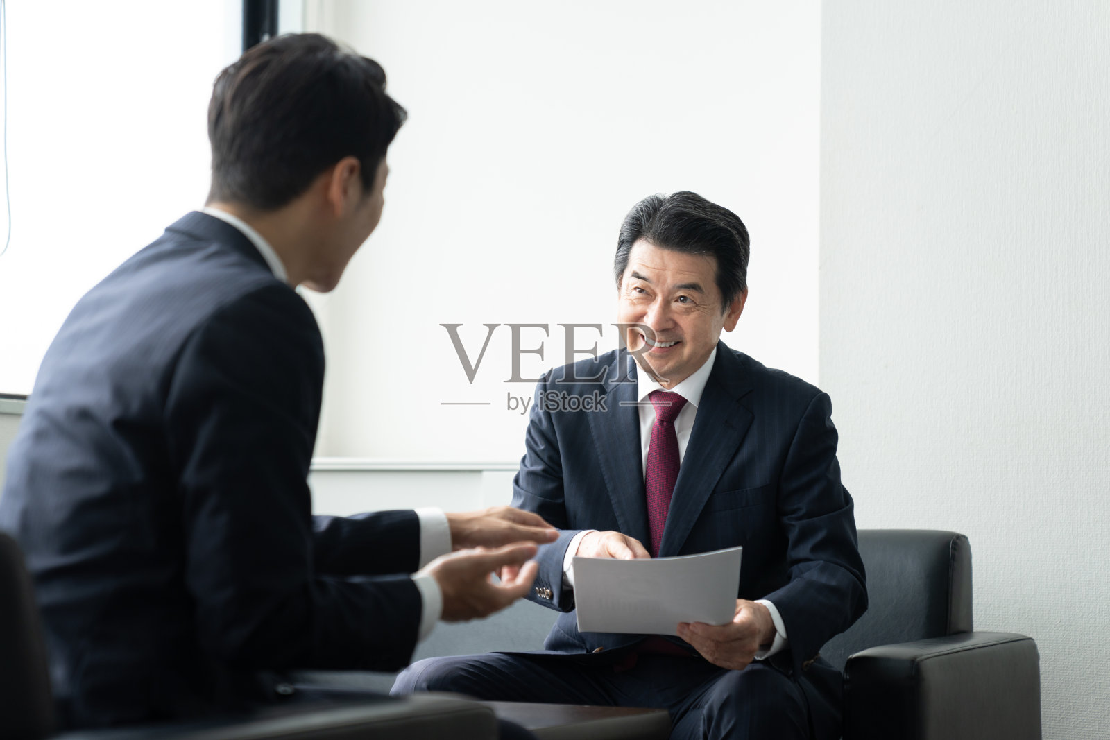 一位年长的商人正在进行谈判照片摄影图片