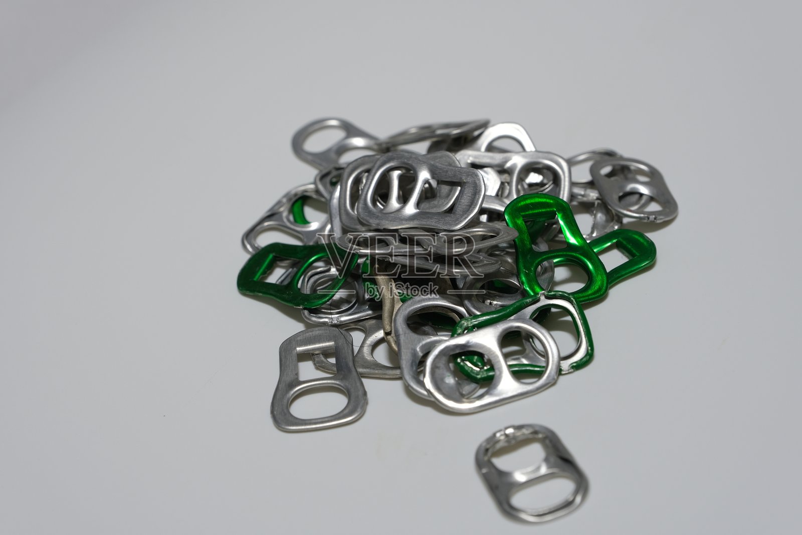 环形拉环开罐器,孤立在白色背景上照片摄影图片