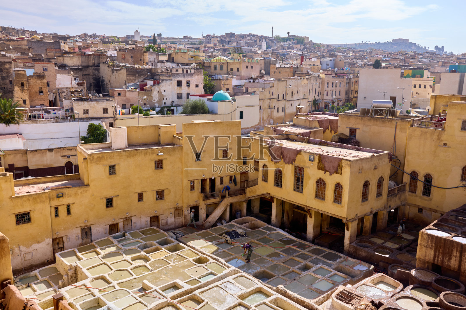 在摩洛哥的非斯,工人们正在进行传统的皮革鞣制工艺。 摩洛哥,非斯,2022年11月9日照片摄影图片