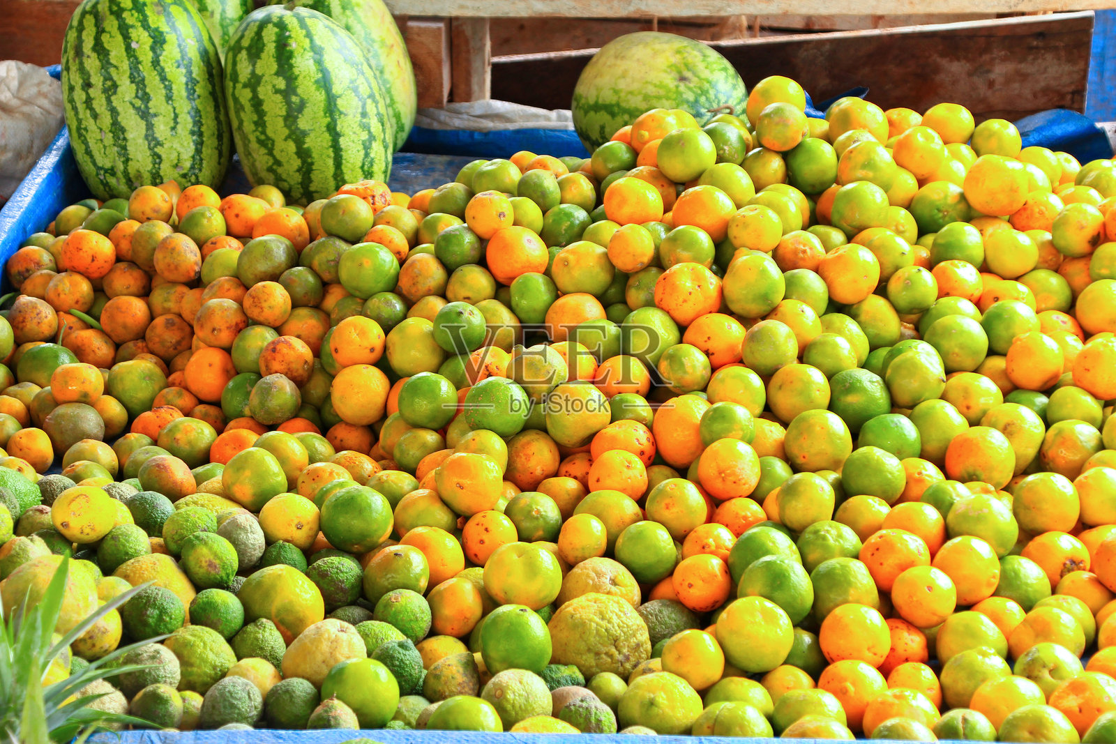 乌干达当地市场展示的新鲜柑橘类水果和西瓜照片摄影图片
