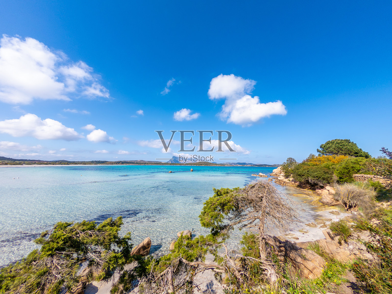 春日里,蓝天下下的卢·因波斯图海滩照片摄影图片