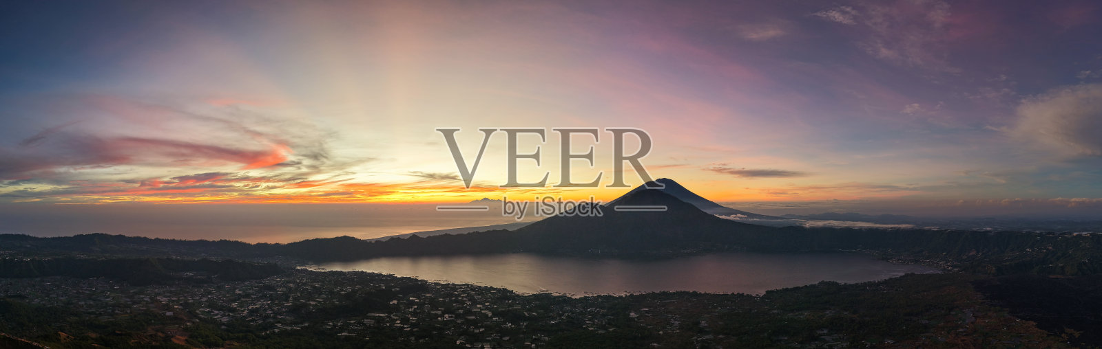 宁静的火山日落,火山湖畔的宁静暮色,远方村庄灯火阑珊,气氛沉郁的巴厘岛金塔玛尼巴杜尔阿邦阿贡山照片摄影图片