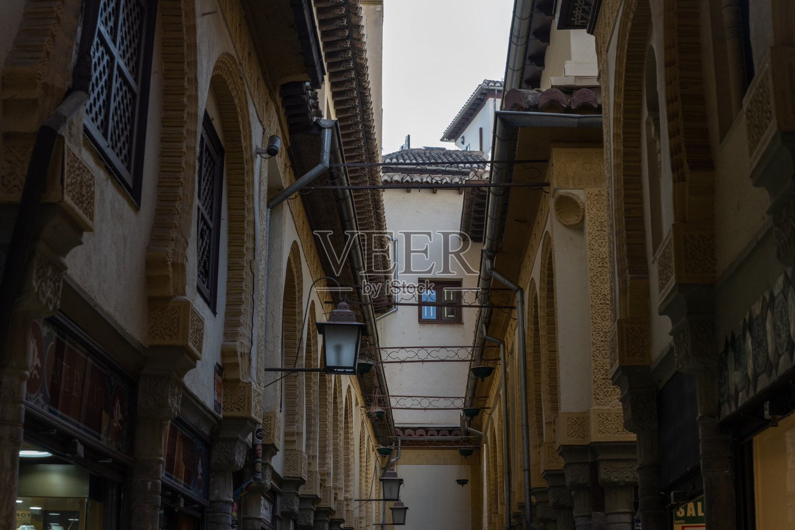 西班牙格拉纳达阿尔卡伊塞里亚的巷道照片摄影图片