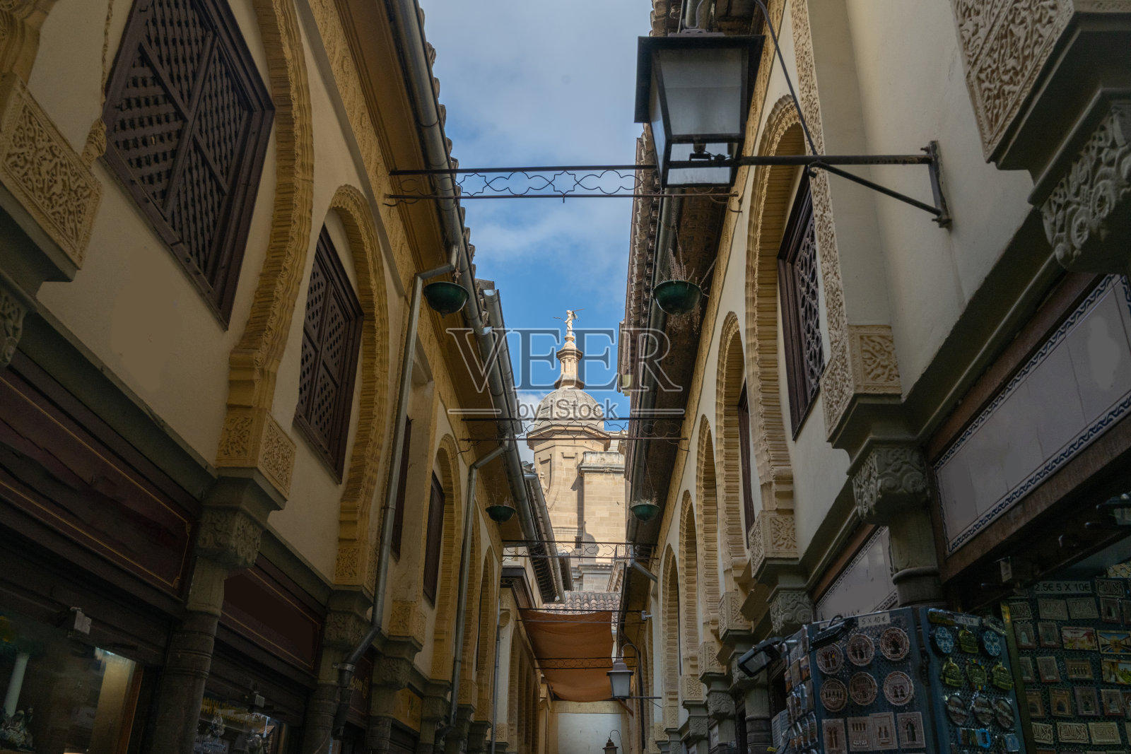 西班牙格拉纳达阿尔卡塞利亚的巷道照片摄影图片