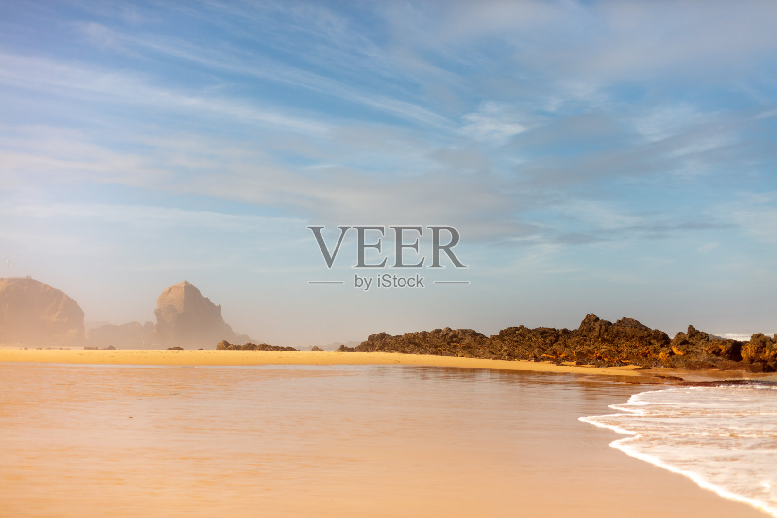 葡萄牙托雷斯韦德拉斯圣克鲁斯。2025年9月10日。标志性的塔楼俯瞰圣克鲁斯海滩和大西洋海岸线。照片摄影图片