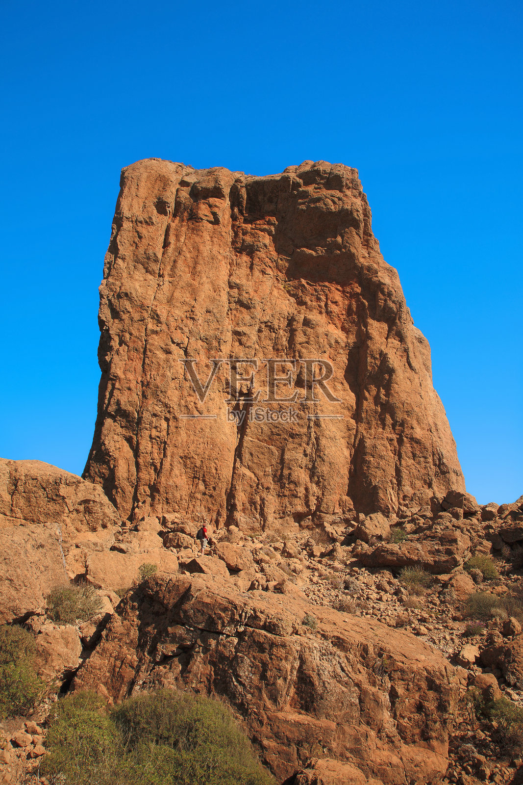 西班牙加那利群岛大加那利岛罗克努布洛岩石上的徒步旅行者照片摄影图片