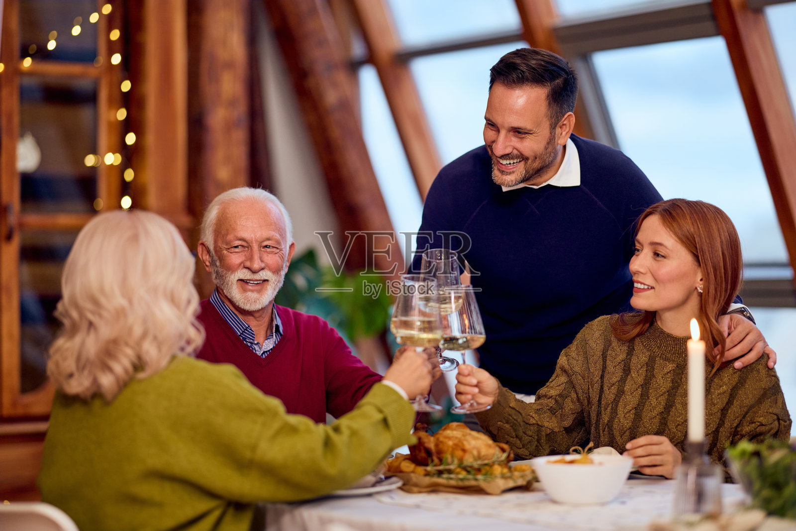 温馨的家庭聚会,新年之夜,全家举起酒杯,欢声笑语,共享晚餐照片摄影图片