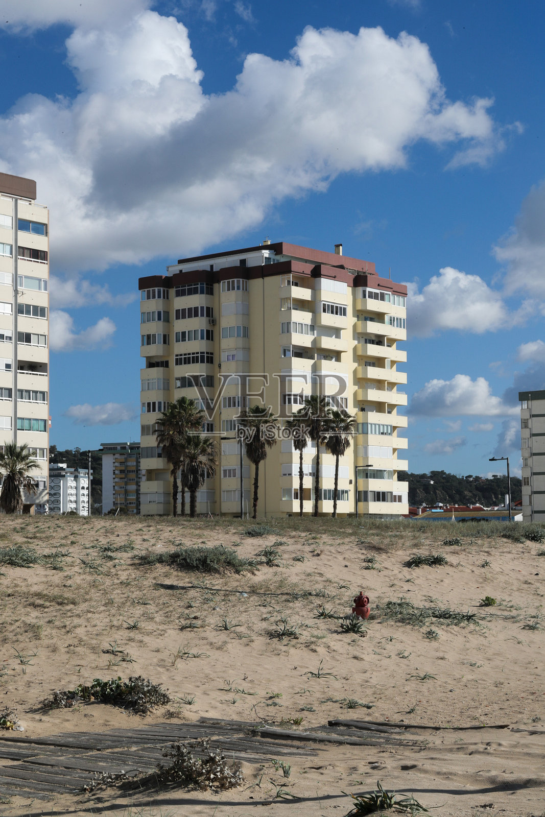 葡萄牙里斯本。2023年12月2日。城市街区中住宅和公寓楼的屋顶。照片摄影图片